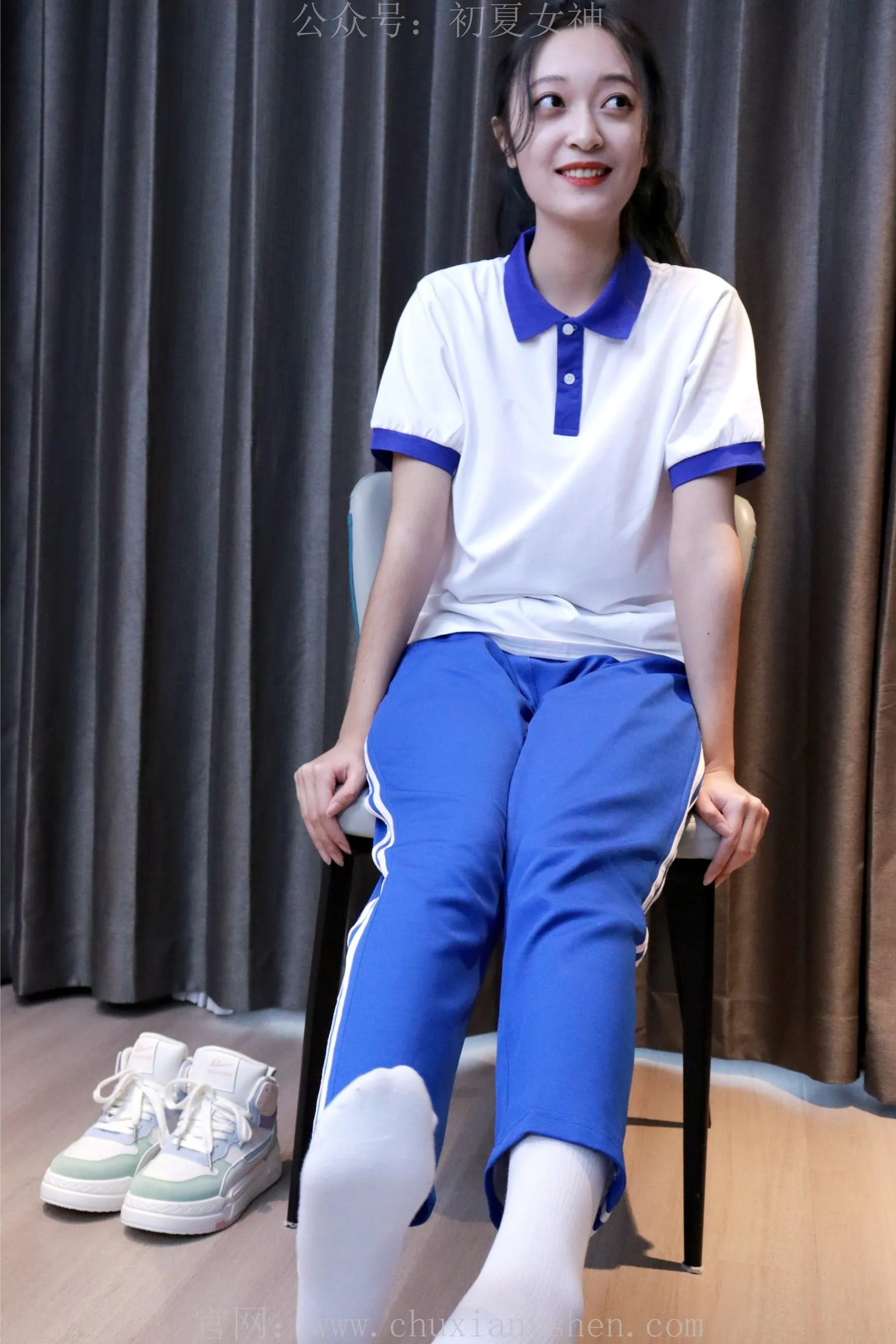 初夏女神 NO.001 依依校服搭配37码运动鞋拍摄 [126P]插图1